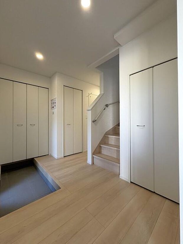 広々とした玄関ホールです♪来客時もゆったり迎えられ、開放感のある空間が魅力です♪