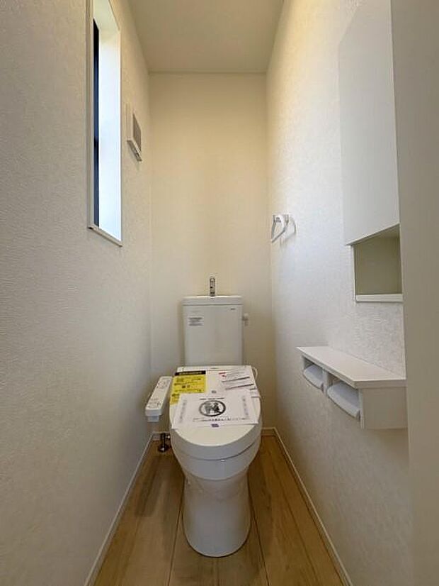 2階のトイレです♪トイレは各階にございます♪忙しい時間帯にも2か所あると、安心感が増しますね♪