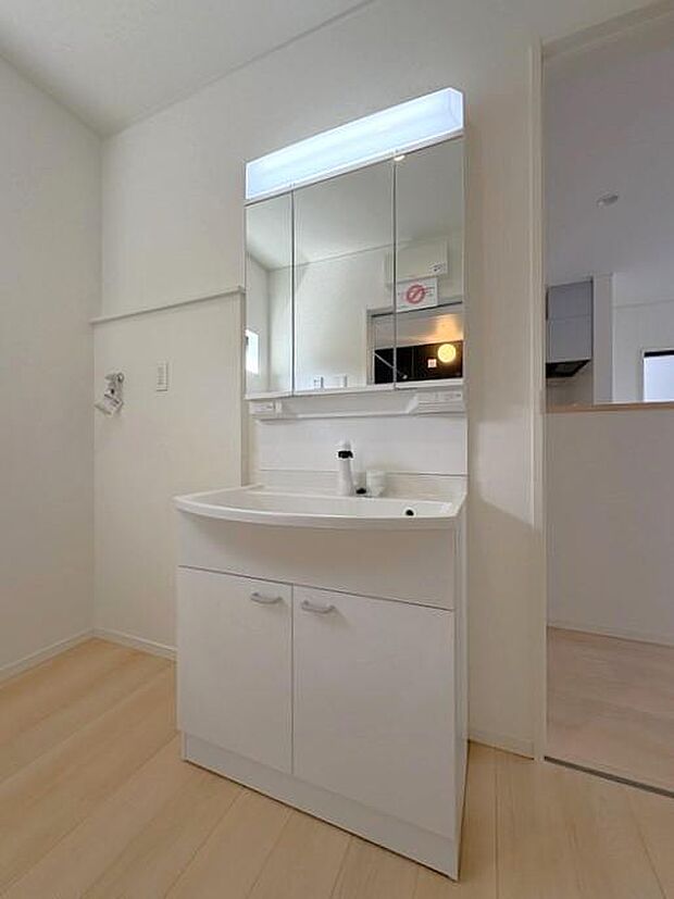 3面鏡付きの洗面台は、どの角度からも身だしなみをチェックできて朝の身支度に便利です♪