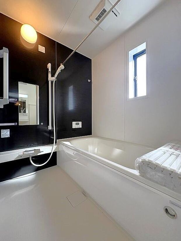 浴室には換気暖房乾燥機もついてます♪天気を気にする事なく、洗濯できるのが嬉しいですね♪