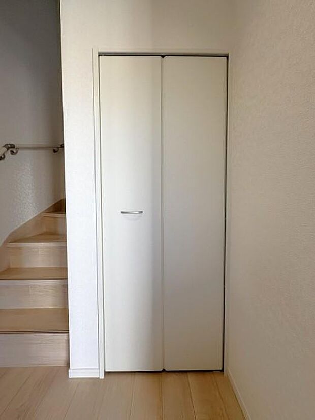 1階の階段横にある収納スペースです♪階段下の空間を有効活用し、日用品や掃除用具などをすっきり収納できます♪