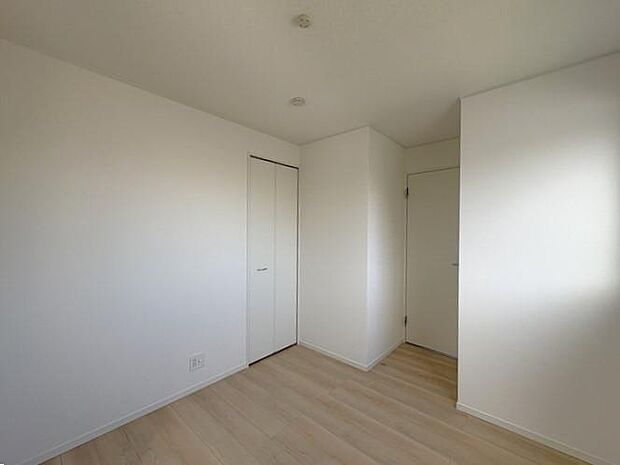 2階にある約5帖の洋室です♪クローゼットは扉がついているので、収納後扉を閉めるとスッキリとした空間へ♪