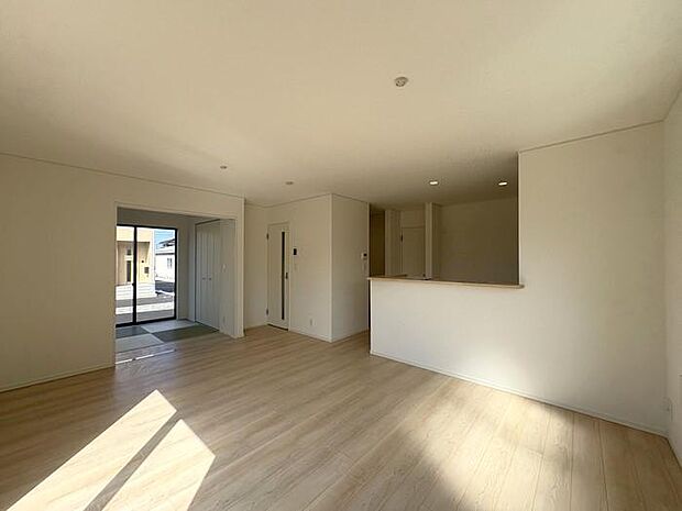 明るく広々とした約17.5畳のリビングは、家族みんなでゆったりとくつろぐことができます♪