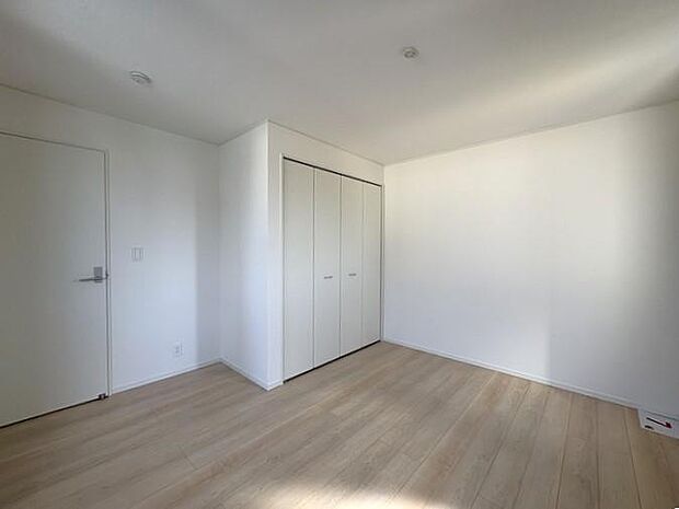 2階にある約7帖の洋室です♪十分な広さがあり、落ち着いた雰囲気で、毎日心地よく休めるお部屋です♪