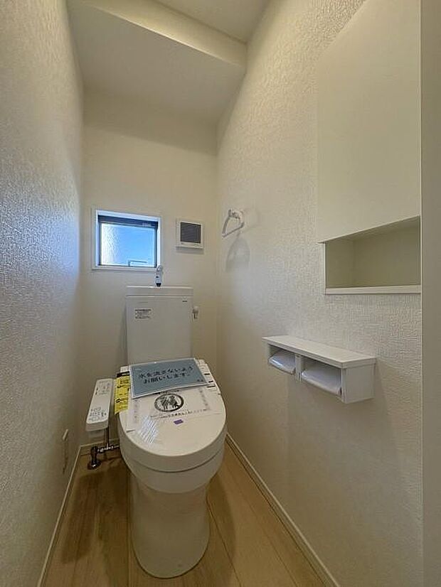 階段下のスペースを上手に活用したトイレ♪毎日気持ちよく使えて、快適でリラックスできるひとときに♪