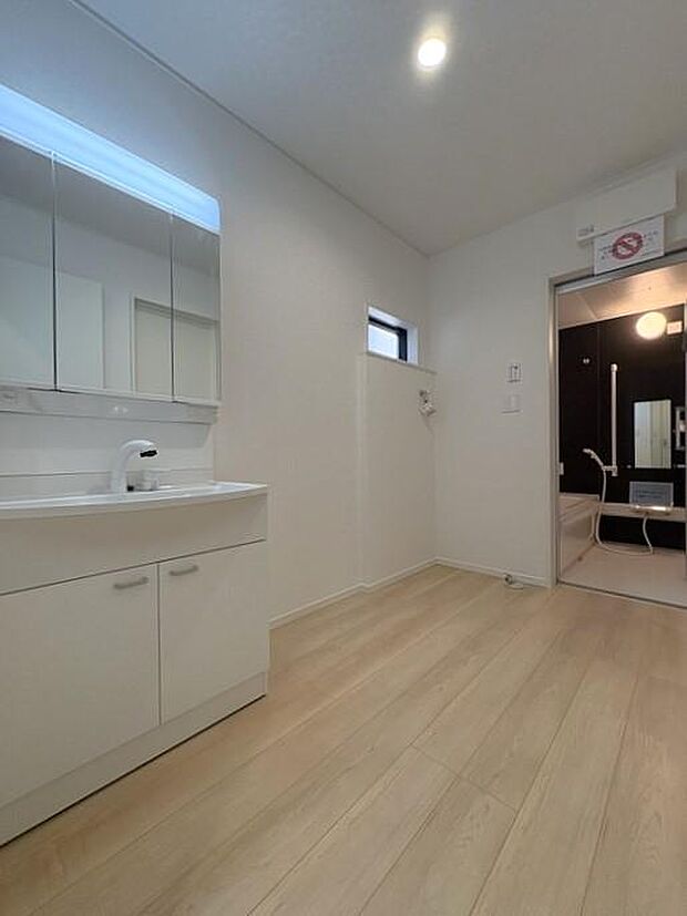 約3畳の洗面所はとても広々としており、洗濯や身支度の動線も快適♪家事もはかどる空間です♪