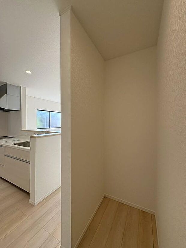 キッチン横に便利な収納スペース♪パントリーとしてはもちろん、日用品の収納にも活躍してくれます♪