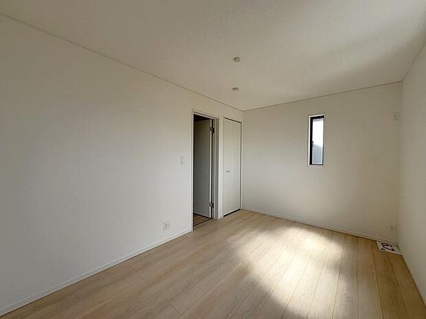 2階にある約6.75帖の洋室です♪寝室や子ども部屋にピッタリ♪ベッドや家具もゆったり配置できます♪