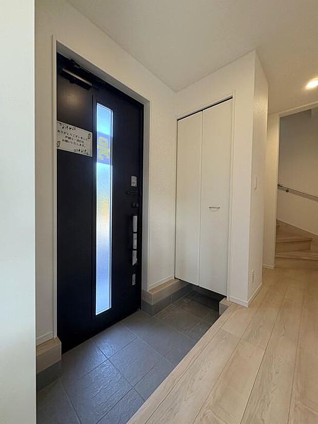 採光ドアと窓からたっぷり光が入り、明るく開放感のある玄関♪家族や来客を優しく迎えます♪