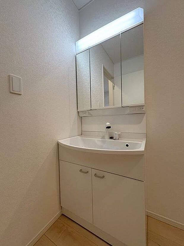 洗面台は鏡の裏と下部に収納付き♪小物や日用品をすっきり整理でき、使い勝手抜群です♪