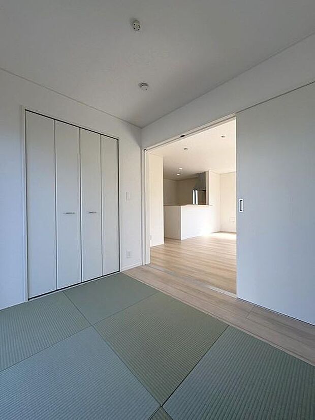 リビング横にある約3.7帖の和室です♪お子様の遊び場やお昼寝、来客用の寝室にと多様な用途で使えます♪