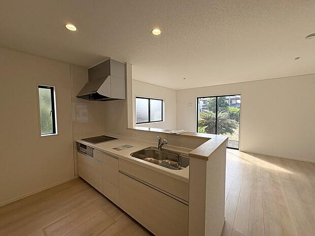 カウンターキッチンでリビングダイニングで遊ぶお子さまを見守りながら、来客時には手元を隠せて安心です♪