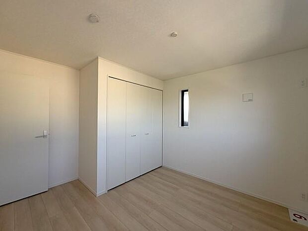 2階にある約6帖の洋室です♪ 扉付きクローゼットでスッキリ収納でき、お部屋をいつでもキレイに保てます♪