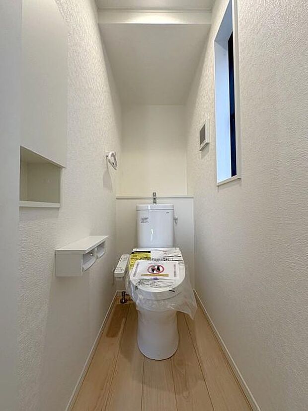 階段下のスペースを上手に活用したトイレ♪毎日気持ちよく使えて、快適でリラックスできるひとときに♪