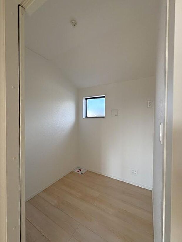 2階にあるテレワークルームは、静かで集中できる空間♪リモートワークや読書、趣味のスペースにぴったりです♪