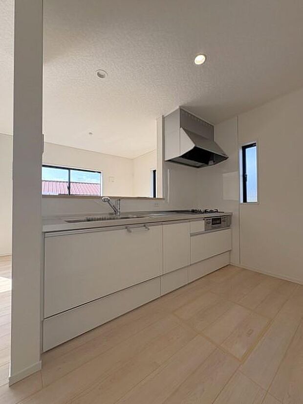 カウンターキッチンからはリビング全体を見渡せるので、料理をしながら家族との会話も弾みます♪ 