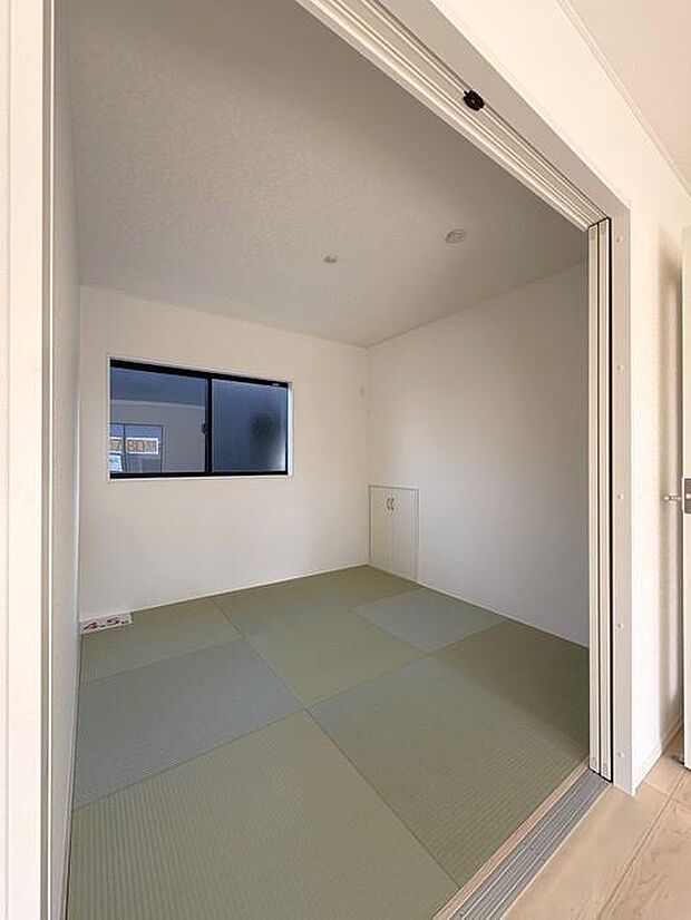 リビング横にある約4.5帖の和室です♪お子様の遊び場やお昼寝、来客用の寝室にと多様な用途で使えます♪