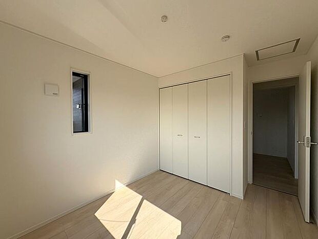 2階にある約5.2帖の洋室です♪陽当り良好で、子ども部屋や寝室など使い方いろいろ♪