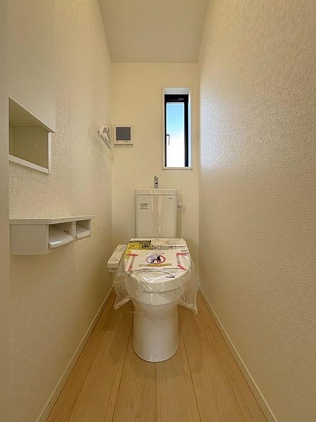 2階のトイレです♪忙しい時間帯にも2か所あると、安心感が増しますね♪嬉しい収納付き♪