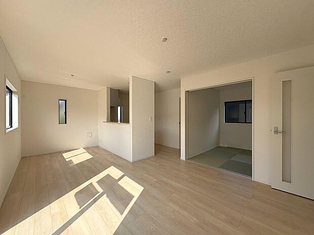 約16畳のリビングは、隣の和室とつなげて使うことで、さらに開放感のある空間に♪ 