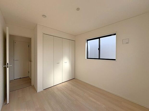 2階にある約5.2帖の洋室です♪ 扉付きクローゼットでスッキリ収納でき、お部屋をいつでもキレイに保てます♪ 