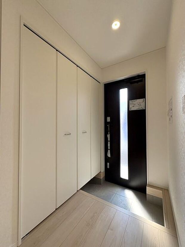 玄関には大容量の収納スペース♪家族みんなの靴やお出かけグッズもしっかり片付きます♪