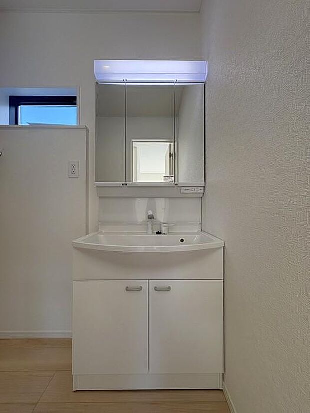 洗面からお化粧まで!忙しい朝の準備にぴったりな洗髪洗面化粧台付き♪鏡裏と下部は収納スペース付♪