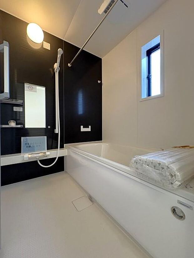 浴室には乾燥・暖房機能付き♪雨の日や冬場も快適に洗濯物を乾かせ、快適なバスタイムをサポートします♪