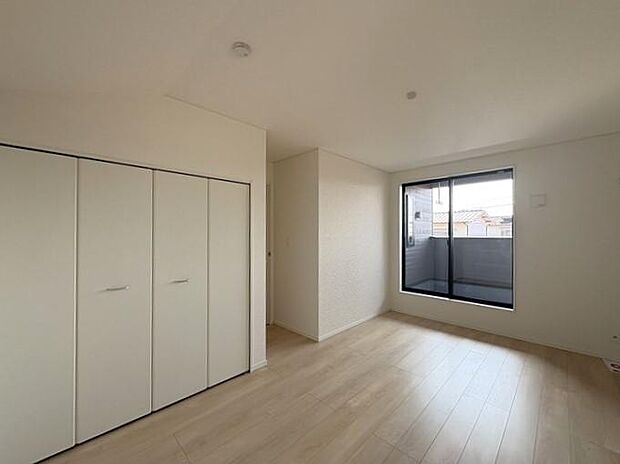 2階にある約8帖の洋室です♪♪十分な広さで、落ち着いた雰囲気♪毎日心地よく休めるお部屋です♪