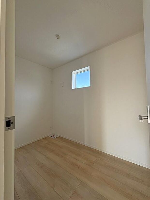 2階にあるテレワークルームは、静かで集中できる空間♪リモートワークや読書、趣味のスペースにぴったりです♪