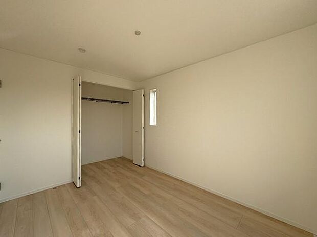 2階にある約6帖の洋室です♪扉付きクローゼットでスッキリ収納でき、お部屋をいつでもキレイに保てます♪ 