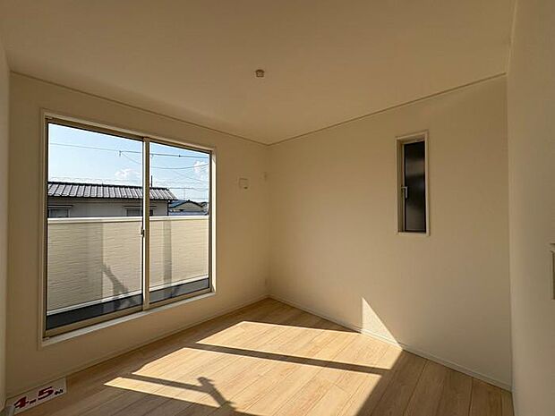 2階にある約4.5帖の洋室は南向きでバルコニー直結♪陽当たりも良く、明るく快適なプライベート空間です♪