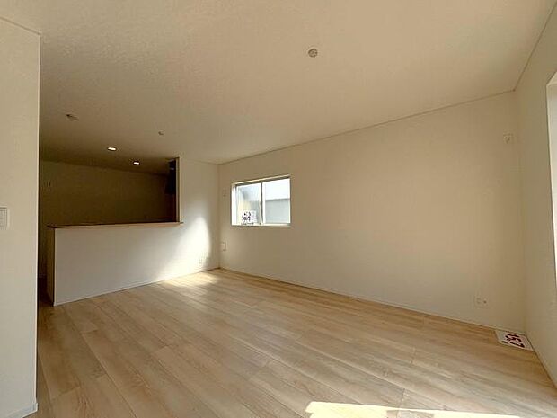 ソファーにテレビボード、ダイニングテーブルを置いても広々使えるリビング♪ 家具選びもワクワク♪