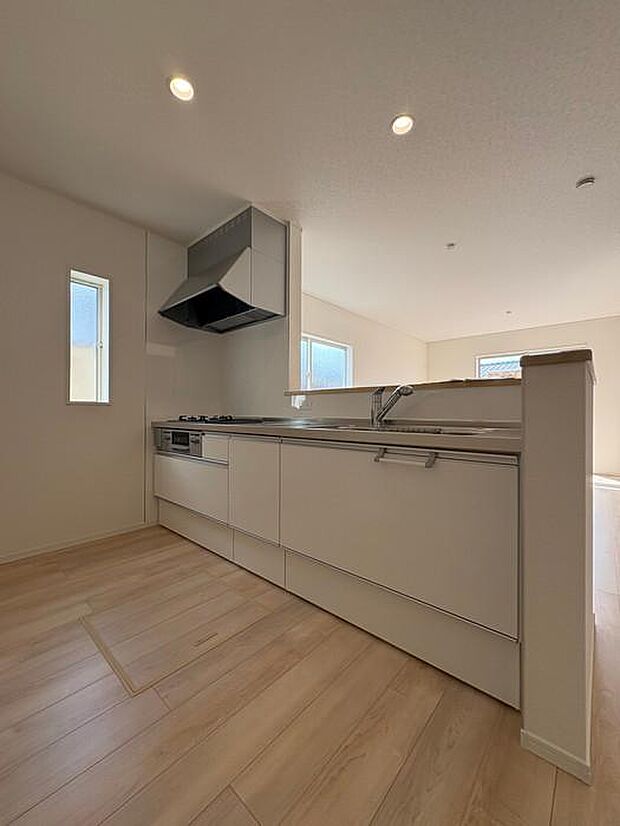 キッチンに窓があるので、自然光が入り明るく快適♪お料理中の換気もできて気持ちよく作業できます♪