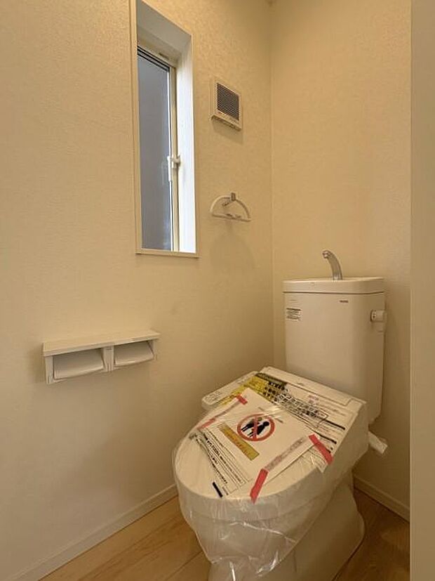 1階のトイレには快適な温水洗浄便座付♪採光にも嬉しく、換気もしやすい窓がついております♪