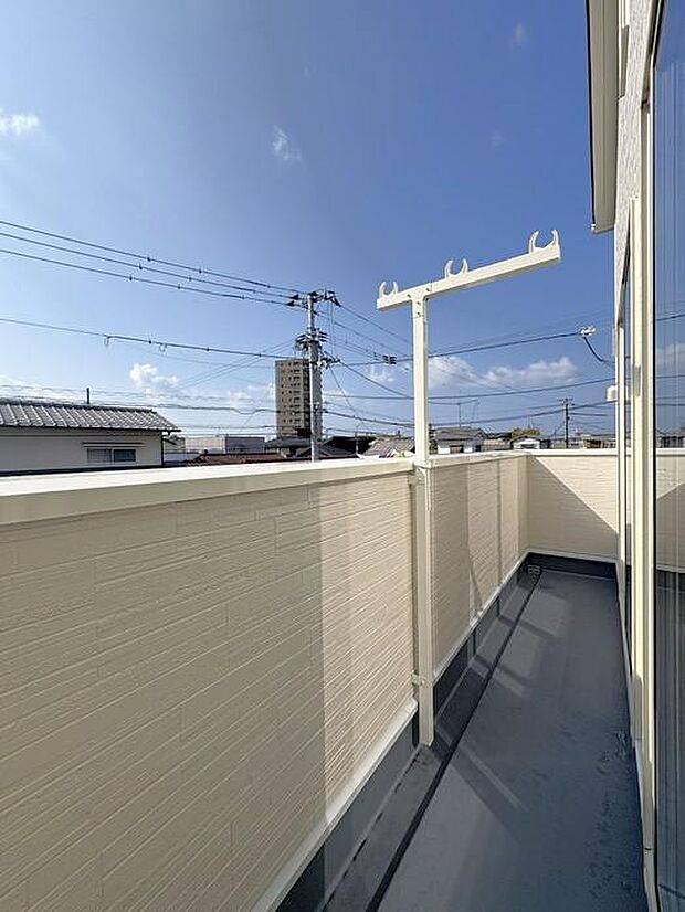 南向きで陽当たり良好なロングバルコニー！毎日のお洗濯も楽々快適♪物干し金物がついております♪