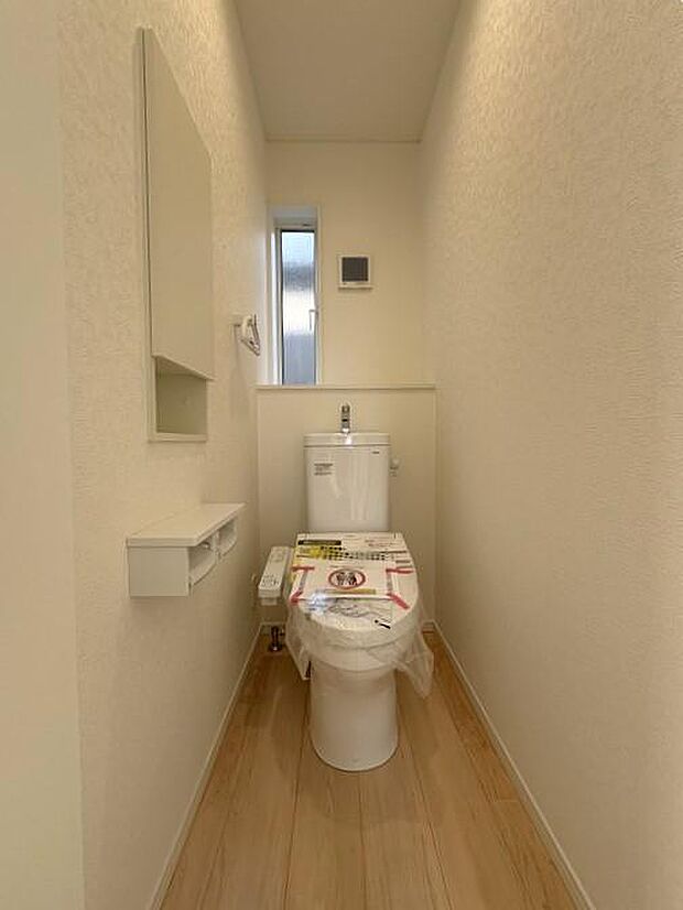 2階のトイレです♪忙しい時間帯にも2か所あると、安心感が増しますね♪嬉しい収納付き♪