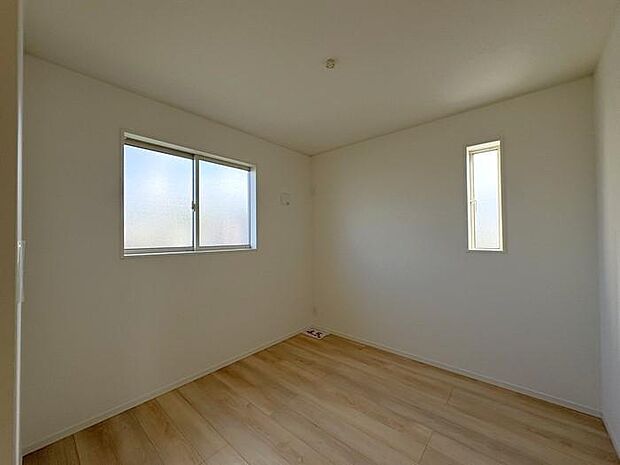 2階にある約4.5帖の洋室です♪書斎や子ども部屋にぴったりで、集中して勉強や作業に取り組めます♪