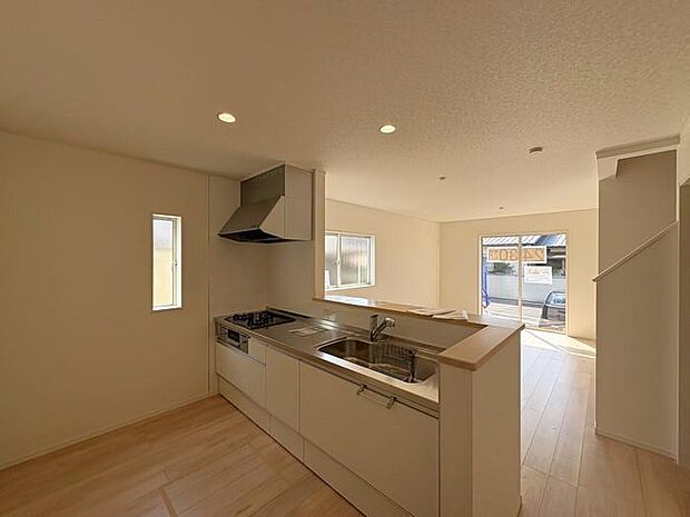 開放感のある対面式キッチン♪リビングやダイニングを見渡せて、家族との会話も弾みます♪