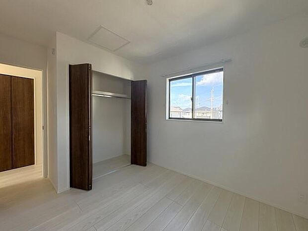 2階にある約5.1帖の洋室です♪