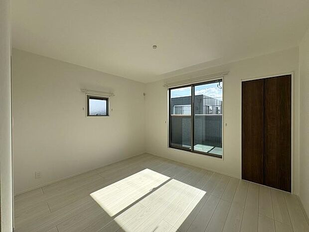 2階にある約7.7帖の洋室です♪