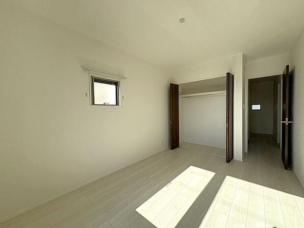 2階にある約6.6帖の洋室です♪