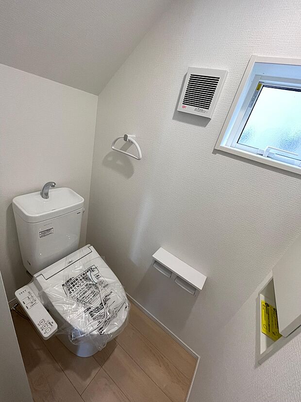 光の入るトイレスペース♪自動開閉、ウォシュレット機能付き♪