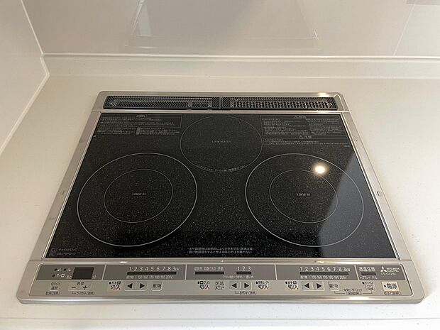 火を使わないIHクッキングヒーターで安心してお子様とお料理が出来ます♪温度調節や揚げ物用の設定も充実しています♪魚焼きグリルも付いています♪