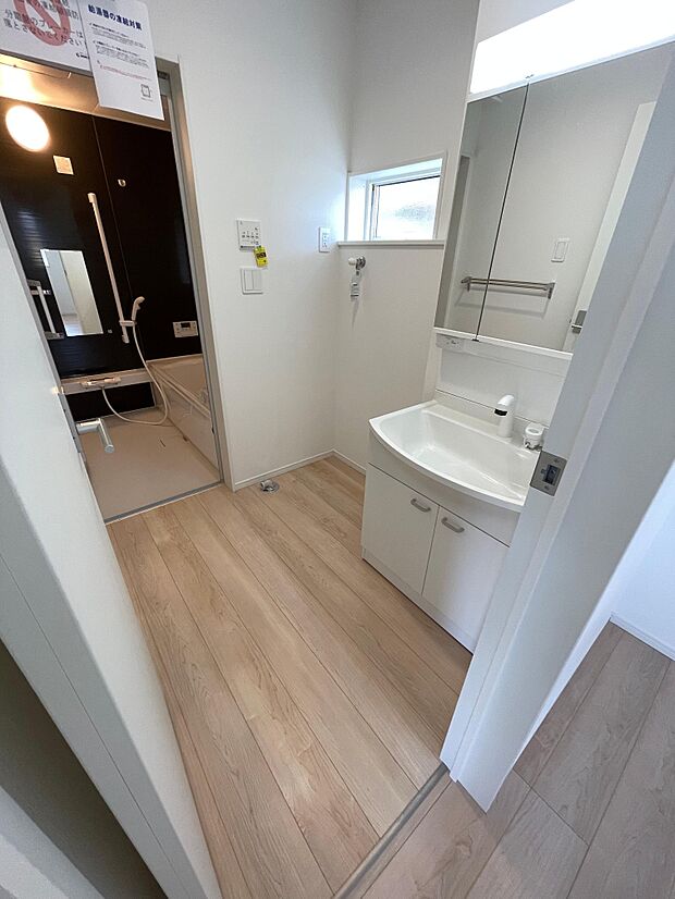 ゆったりとした洗面脱衣所♪お子さまと一緒に入浴を楽しみ、着替えも余裕でできる広さです♪