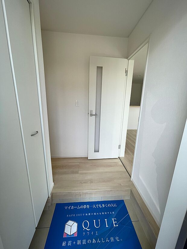 白を基調とした明るい玄関スペース♪シューズボックスも大容量で革靴もスニーカーもたくさん収納♪