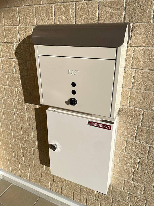 ダイヤルキーの付いたポストと宅配ボックス♪