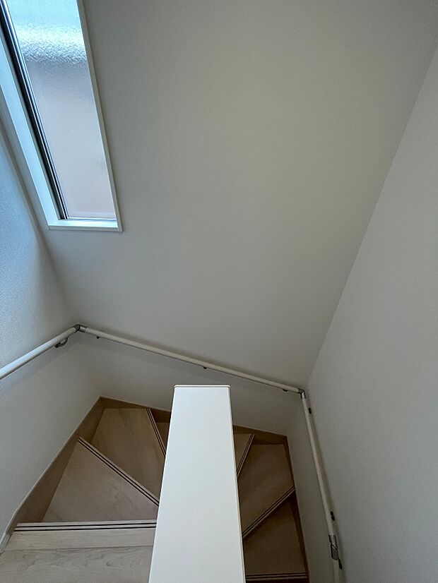 光が入って明るい階段♪