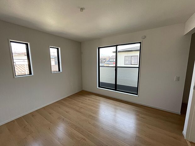 ゆったりとした主寝室は日々の疲れを取ってくれる開放感があります♪充実した収納スペースには洋服もバック等の小物も収納可能♪机を置いて書斎も作れます♪