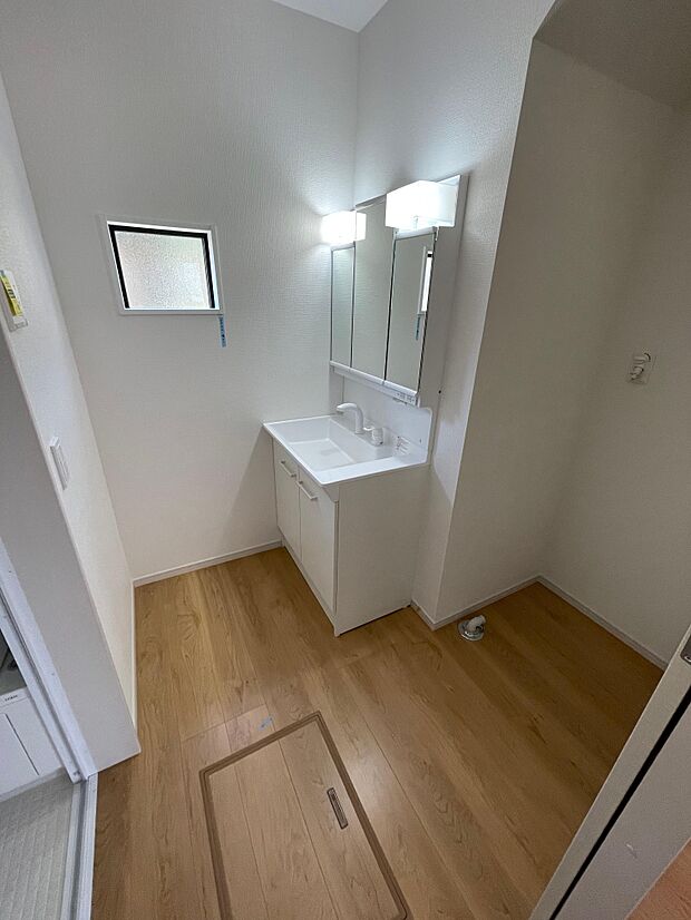 ゆったりとした洗面脱衣所♪はしゃぐお子さまとの着替えも問題なしです♪ドラム式洗濯機も余裕で設置できる広さです♪